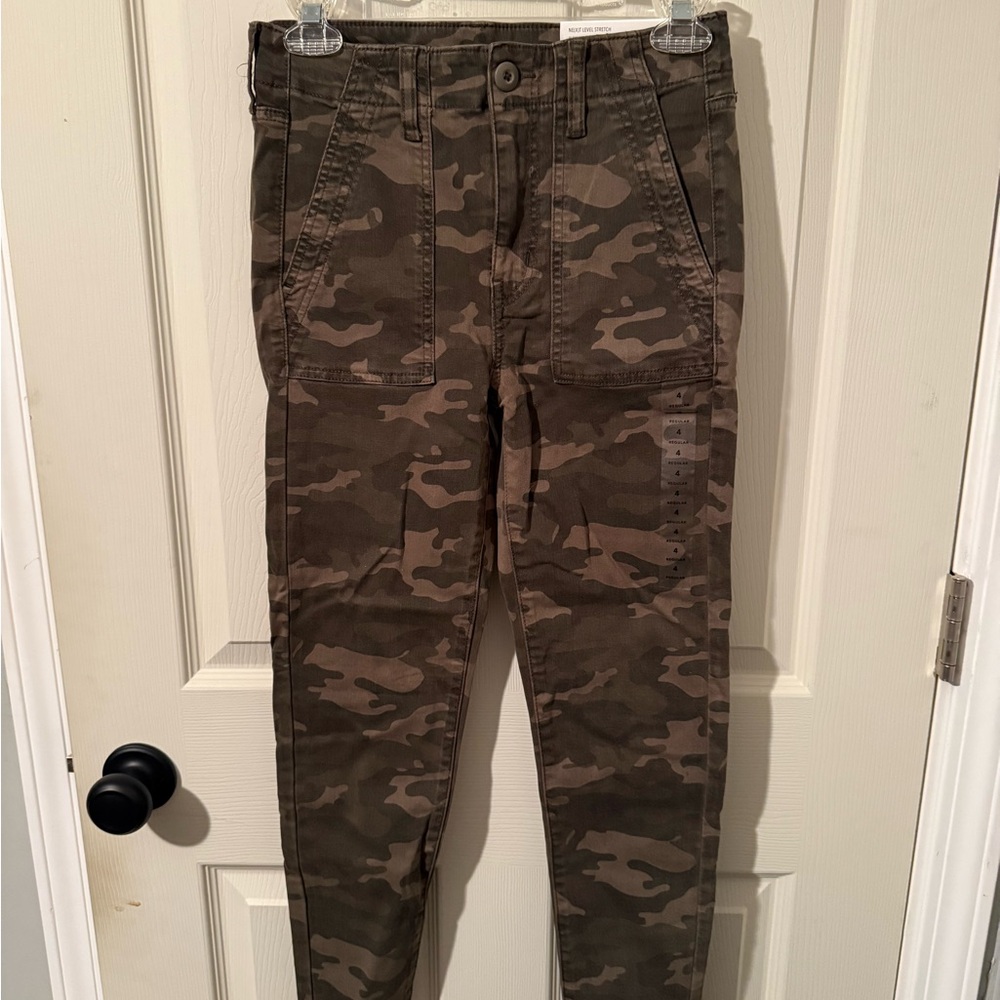 American Eagle Outfitters Camouflage High-Rise Jogging Crop Pants